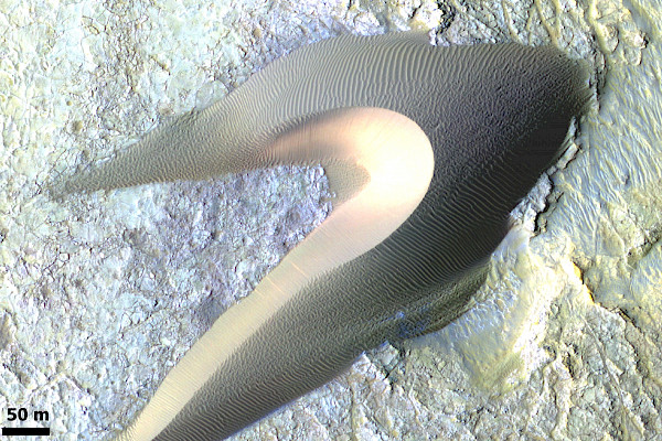 Ripples marcianos que cobrem dunas na região de Nili Patera, observados a partir de imagens obtidas pela missão Mars Reconnaissance Orbiter (NASA/JPL-Caltech/UArizona).