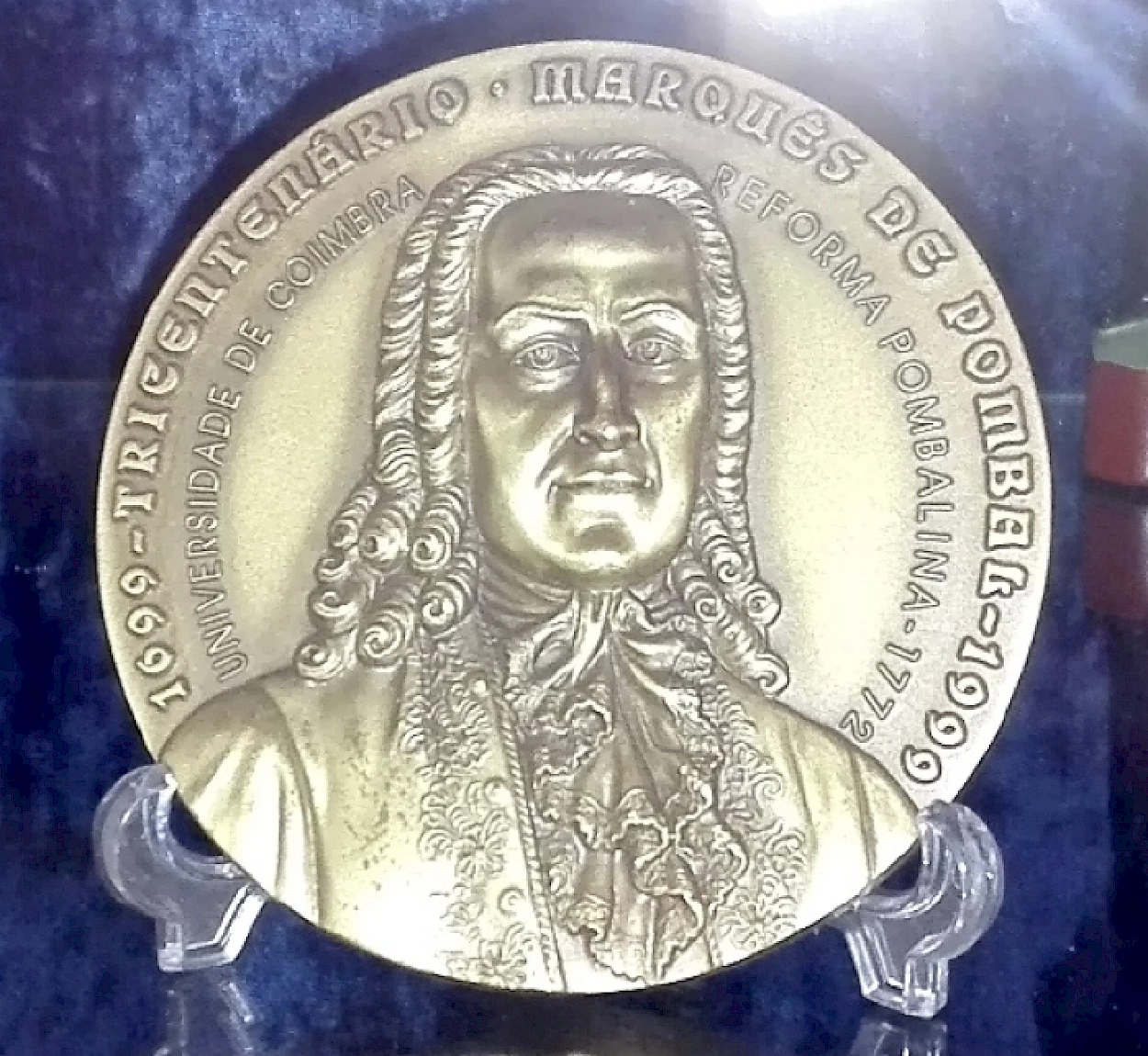 Fig. 1 - Medalha evocativa do tricentenário do nascimento do Marquês de Pombal (Coleção Académica do MCUC)