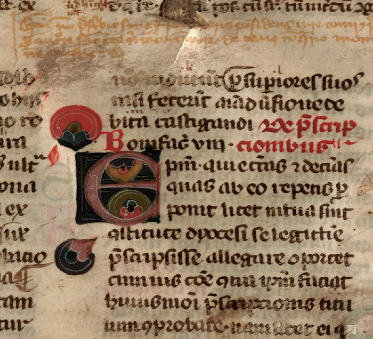 Fig. 3 – Fragmento de códice medieval, com letra capital iluminada