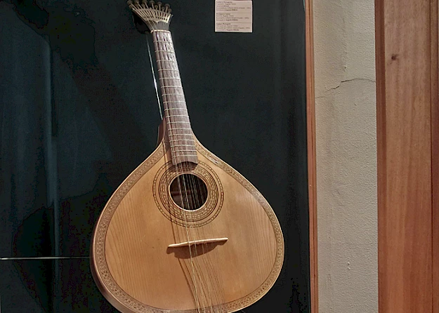 Fig. 2 - Última guitarra de Augusto Hilário (Museu Académico da Universidade de Coimbra)