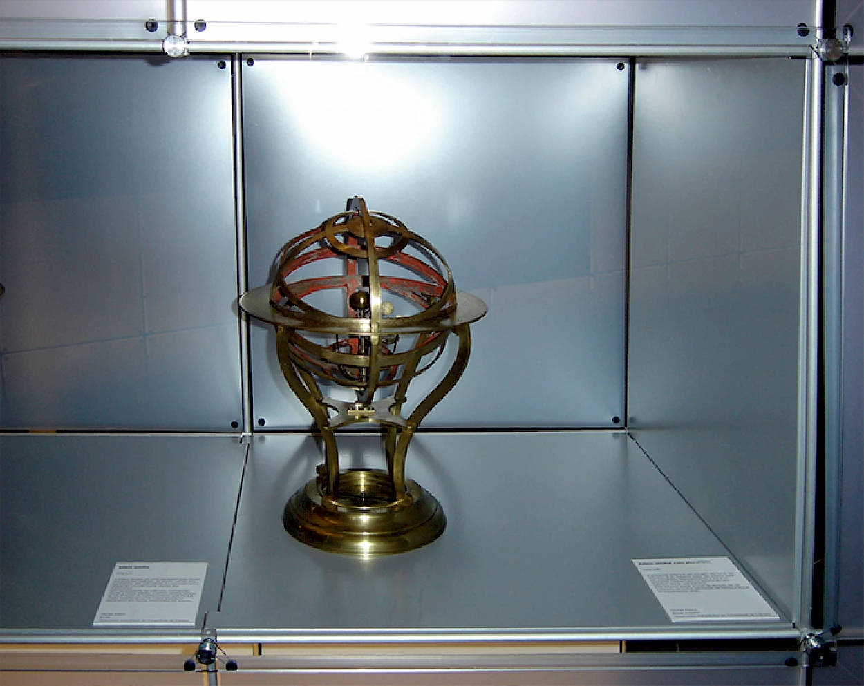 Fig. 1 - Esfera armilar com planetário, George Adams, Londres 1775-1780, OGAUC-I-006, na exposição “Laboratório do Mundo” na Pinacoteca de S. Paulo, Brasil, 2005.