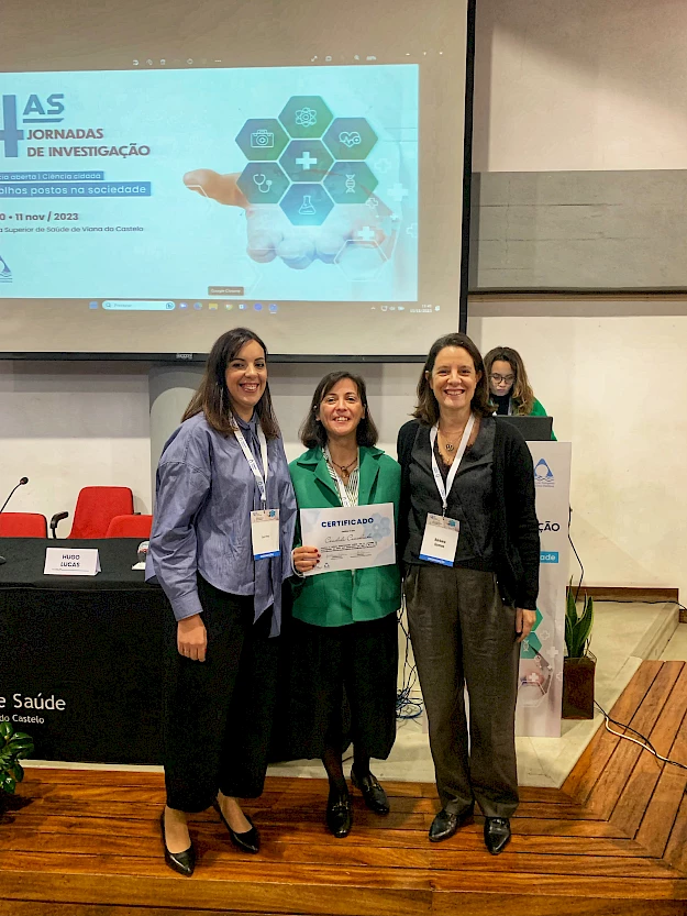Cândida Cancelinha com Sara Pinto, Presidente da Comissão Científica do Congresso, e com Bárbara Gomes, líder do grupo de investigação em Cuidados Paliativos, Fim de Vida e Luto