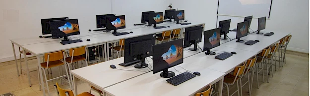 Instalações: salas equipadas com computadores para aulas