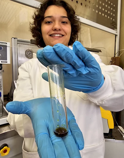 Sofia Jerónimo, estudante de Química e estagiária no âmbito do projeto NeWLOife.